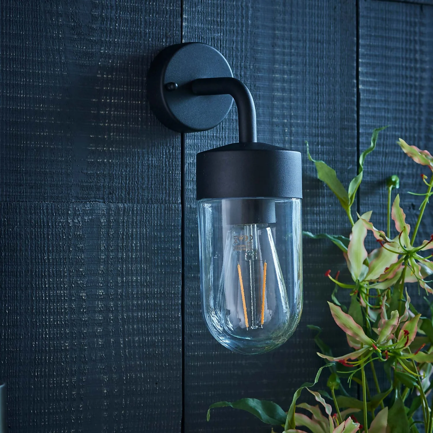 North Outdoor Wall Light - Black 6 North Outdoor Wall Light - Black - Image 4